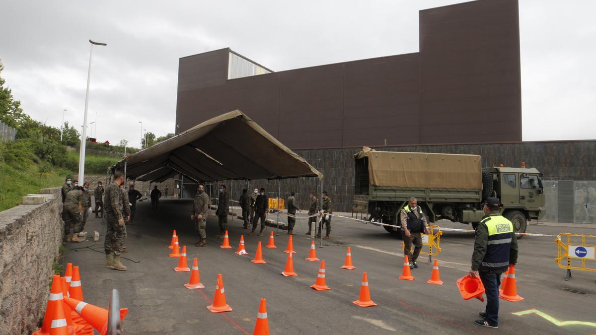 Militares instalando las carpas en los aparcamientos de Ifeme.