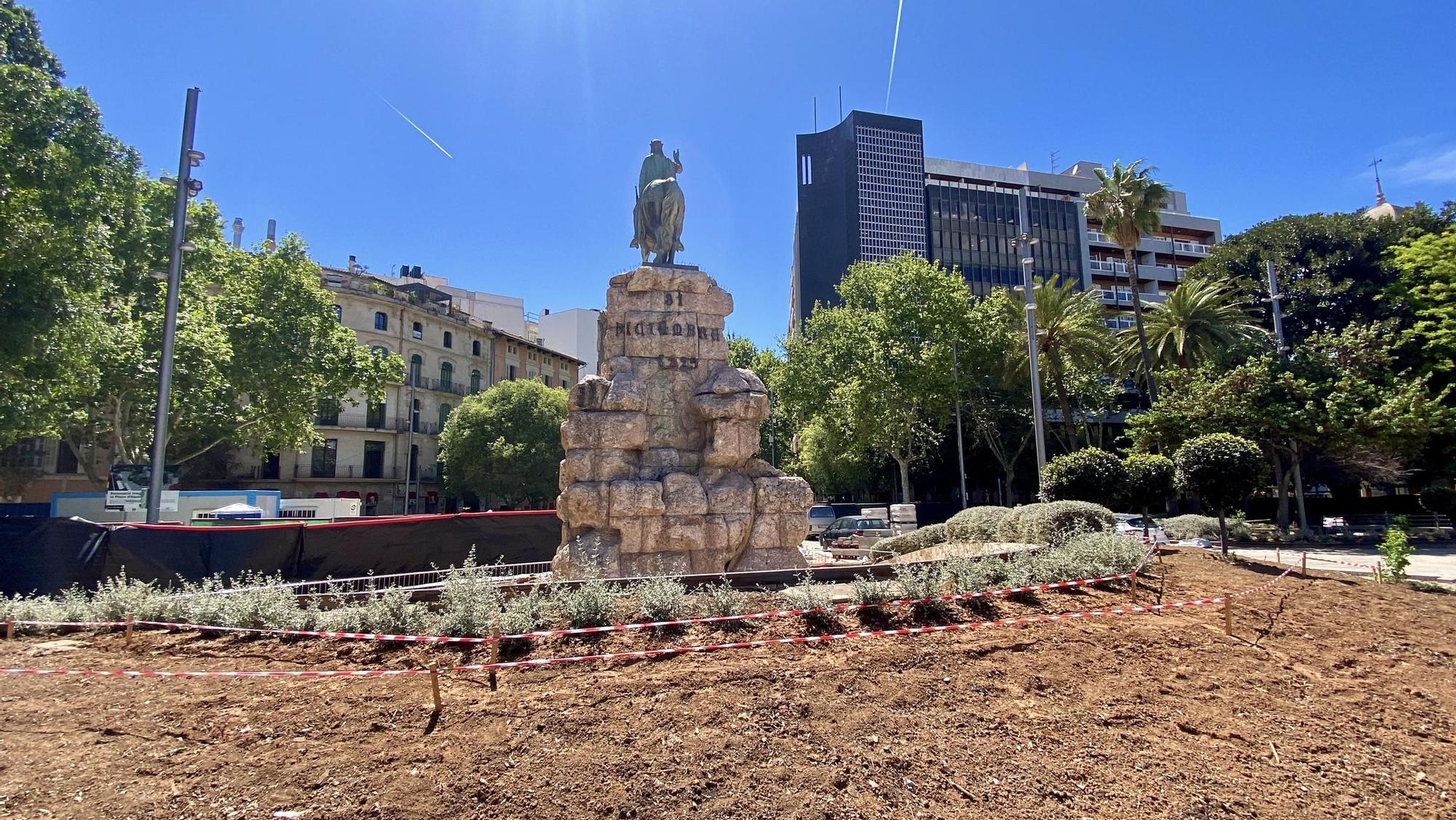 Las fotos de la siembra de 6.700 plantas y flores en la plaza de España