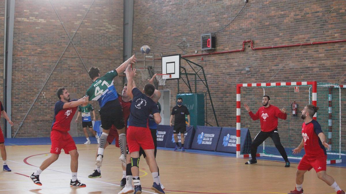 Una acción del partido en el pabellón de la Nigrán.