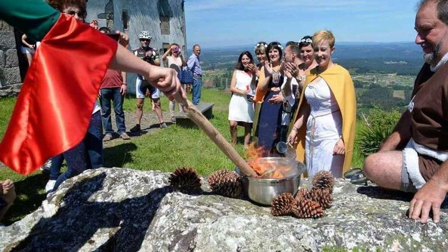 Un momento del acto de creación del fuego en la cima del Pico Sacro, la pasada edición.