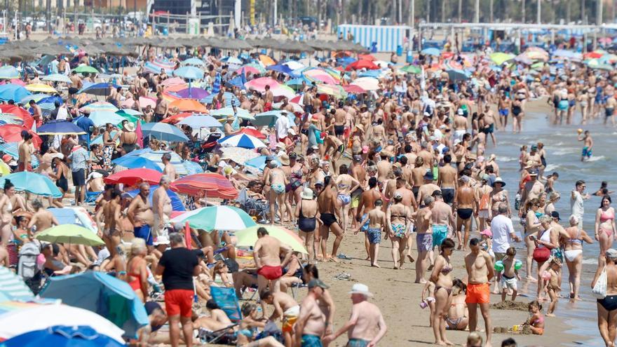 Llenazo en la playa de la Malvarrosa en plena ola de calor