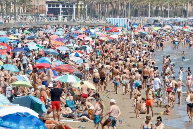 Llenazo en la playa de la Malvarrosa en plena ola de calor