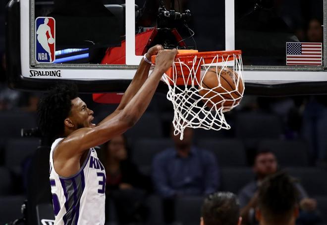 Marvin Bagley III # 35 de los Sacramento Kings se enfrenta al Melbourne United en el Golden 1 Center.