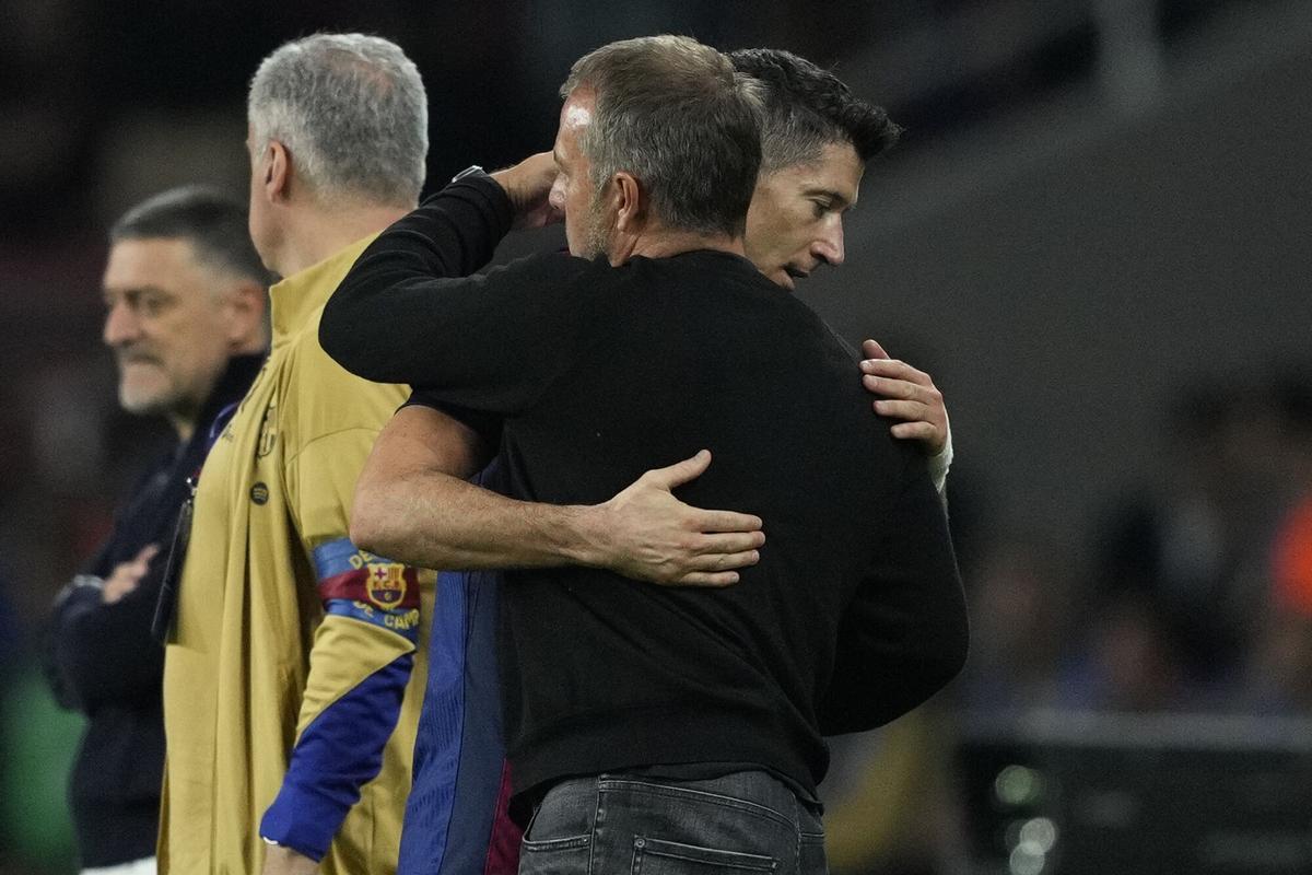 El entrenador del Barcelona, Hans-Dieter Flick, felicita a Robert Lewandowski (d) al ser sustituido durante el partido de LaLiga que FC Barcelona y Sevilla FC disputan este domingo en el estadio Lluis Companys.