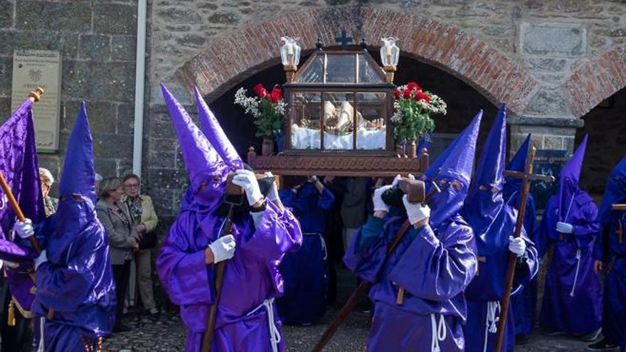 Hermanos portan a hombros el paso de la urna en la procesión celebrada el pasado año