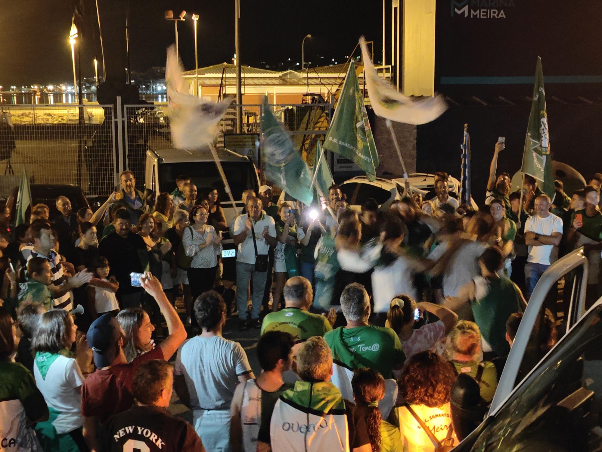 Remeros y aficionados celebran el ascenso a la Liga Eusko Label conseguido el pasado mes de septiembre.