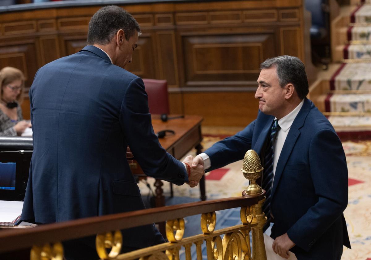 El presidente del Gobierno, Pedro Sánchez (i), se despide del portavoz del PNV en el Congreso, Aitor Esteban.