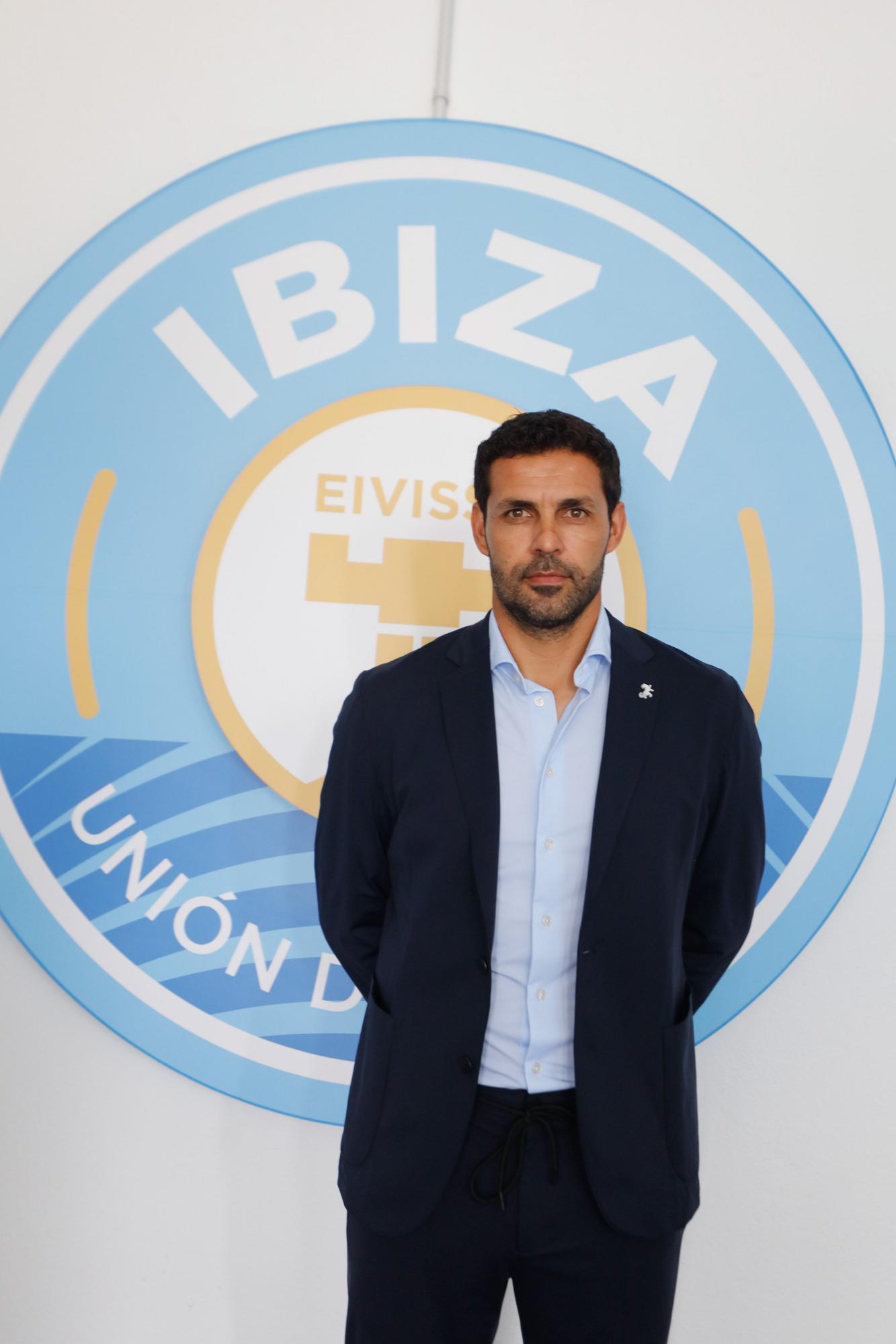 Las imágenes de la presentación de Javi Baraja como nuevo entrenador de la UD Ibiza