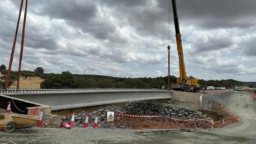 Se colocan las vigas del futuro puente que sorteará el socavón de la N-523