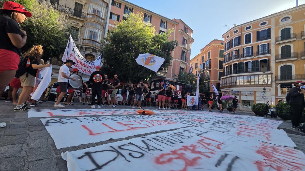 Un momento de la protesta celebrada este jueves en la plaza de Cort.