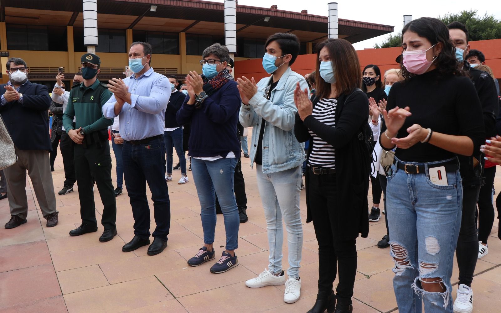 Los vecinos de El Campello despiden a la joven Camila