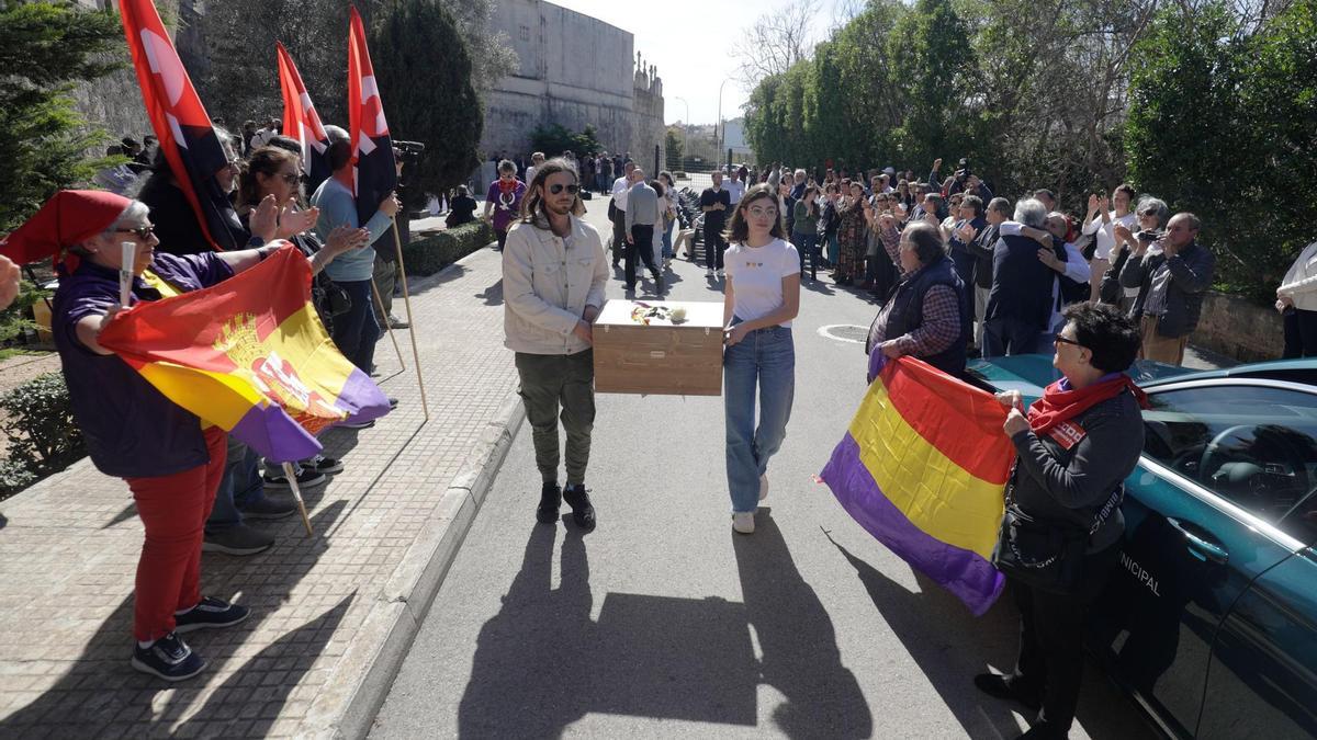 Cuatro asesinados del franquismo descansan finalmente en el cementerio de Palma