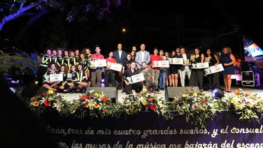 Los premiados en los diferentes apartados posan juntos tras la entrega de los premiso.