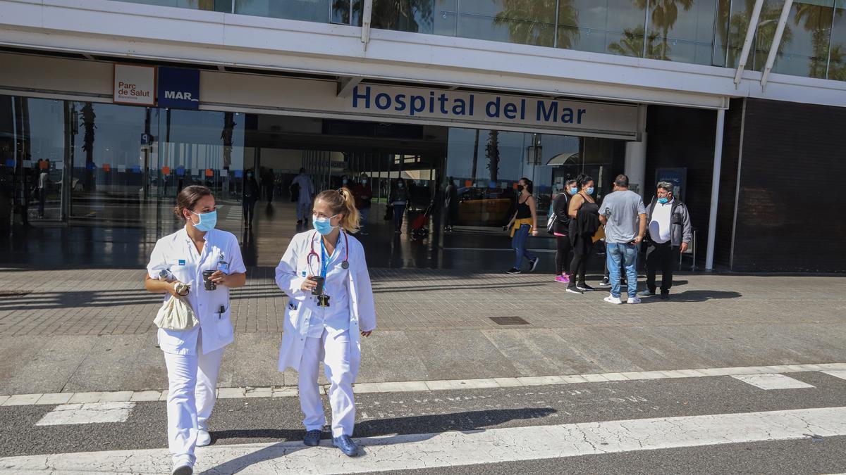 Barcelona 06/10/2020 Sociedadcovid, ambiente en BarcelonaEnfermeras salen a descansar fuera del Hospital del MarAUTOR: JORDI OTIXAUTOR: JORDI OTIX