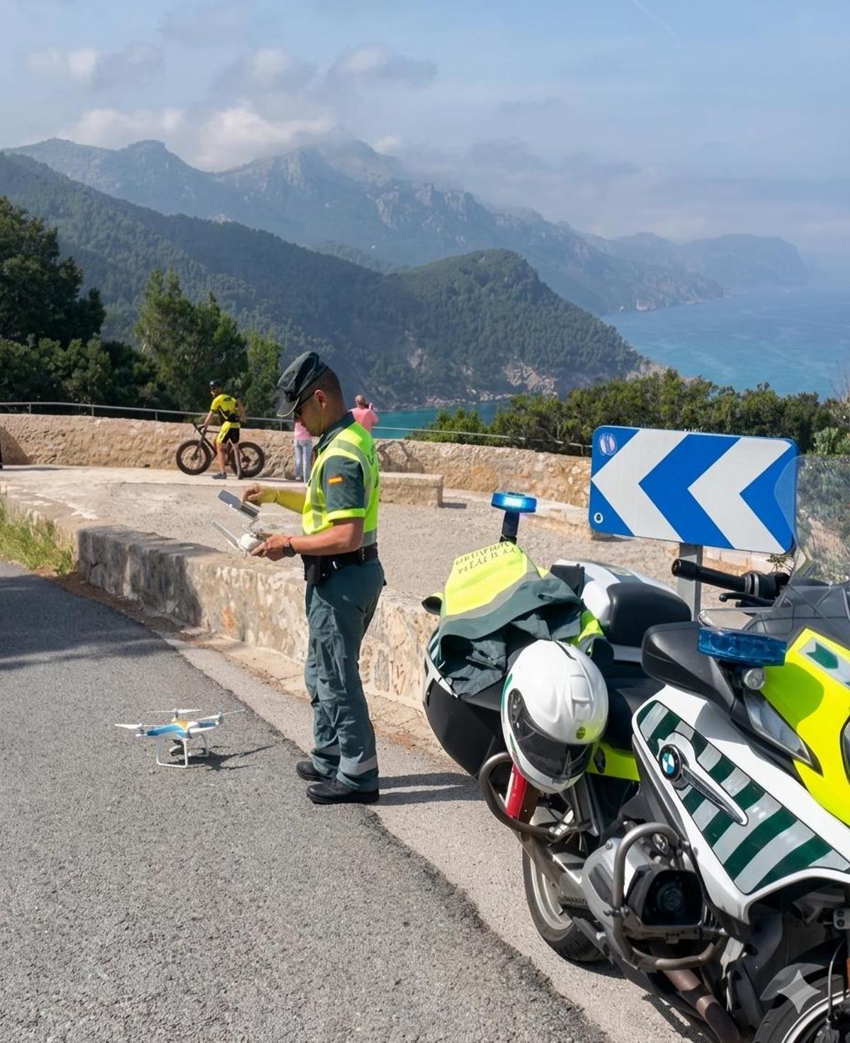 Un guardia civil utiliza un dron para controlar la circulación en una carretera de la isla.