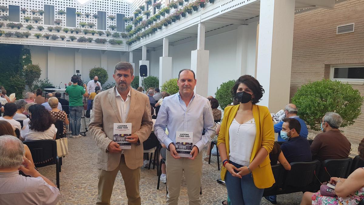 Arcángel Bedmar (c), en la presentación de uno de sus libros en Lucena.