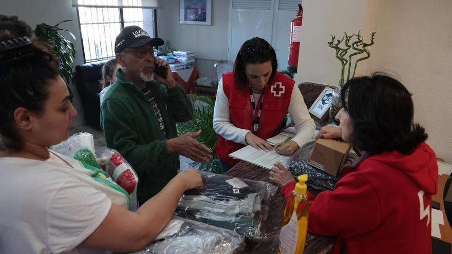 Entrega de ropa y enseres básicos a los afectados por el incendio en el barrio Miguel Hernández de Alicante
