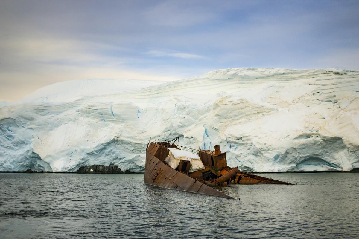 Antiguo barco hundido en Port Lockroy.