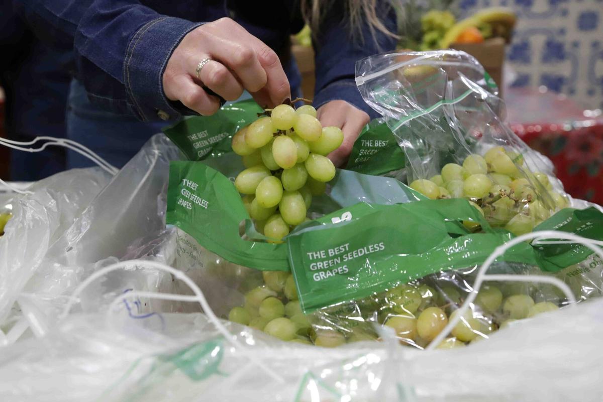 MLG 30-12-2025.-Entrega de frutas al Centro Asistencial San Juan de Dios Málaga, donde ha repartido las uvas para la nochevieja.
