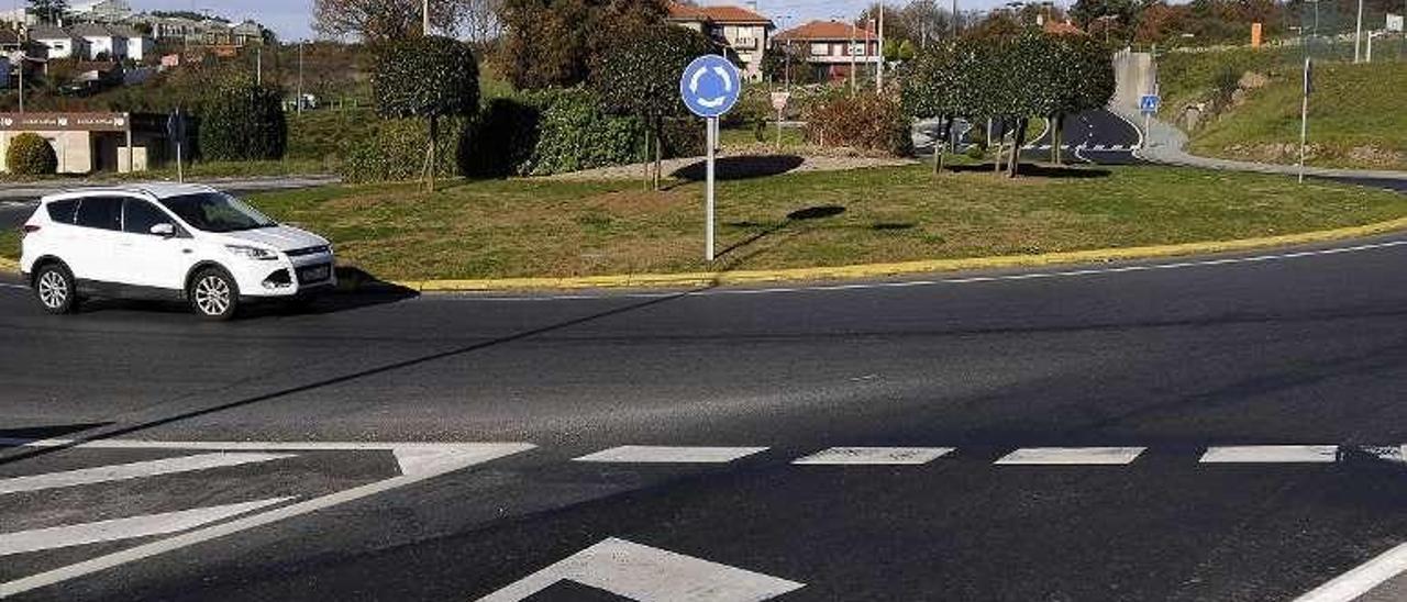 Areal-Goiás  |  Este elemento de regulación del tráfico separa el tramo de la ronda exterior procedente de la carretera de Rodeiro y su continuación hacia O Rodo. También está en medio de la calle Areal y su extensión hacia Agolada, atravesando la parroquia de Goiás por la N-640, propiedad del Ministerio de Fomento.