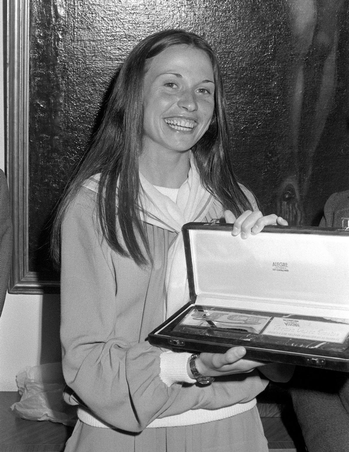 Fotografía de archivo del 31-3-1978, de la atleta española Carmen Valeron posa con el premio &quot;Ya&quot; de oro.