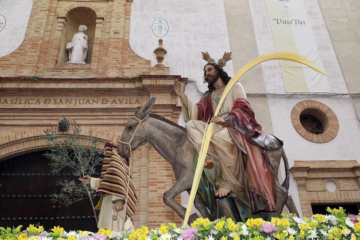 La Borriquita, a su paso por la basílica de San Juan de Ávila de Montilla.