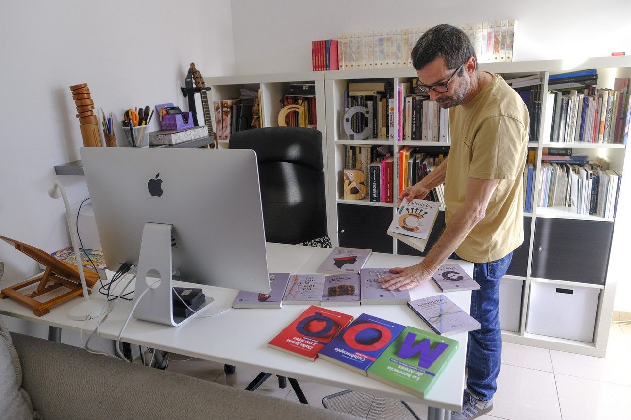 Sergio Hernández, vecino de Telde, tipógrafo, diseñador de portadas y profesor en la universidad