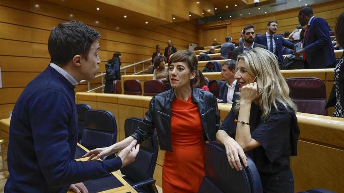 Los diputados Iñigo Errejón, Marta Lois y Yolanda Díaz, este jueves en el Pleno en el Senado.