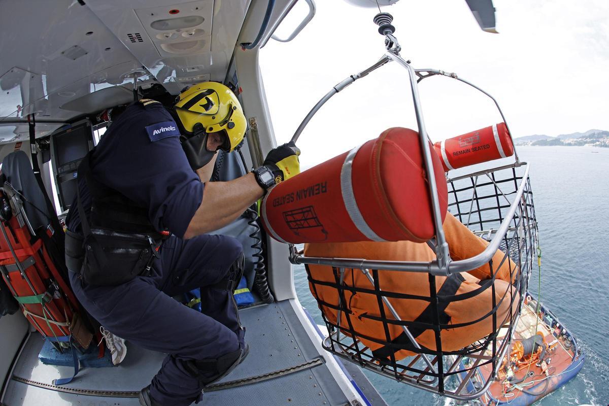 Un día en el «Pesca 1», el helicóptero de Gardacostas de Galicia
