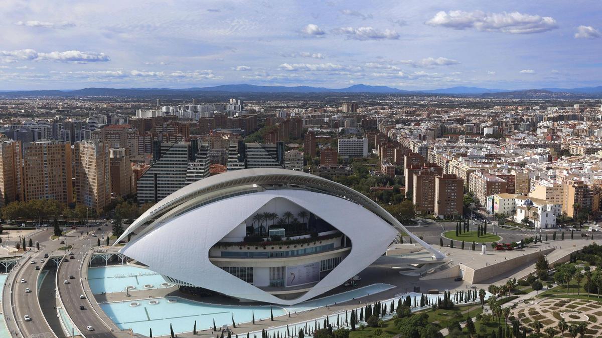 El Palau de les Arts, en el Jardín del Turia, con la ciudad al fondo