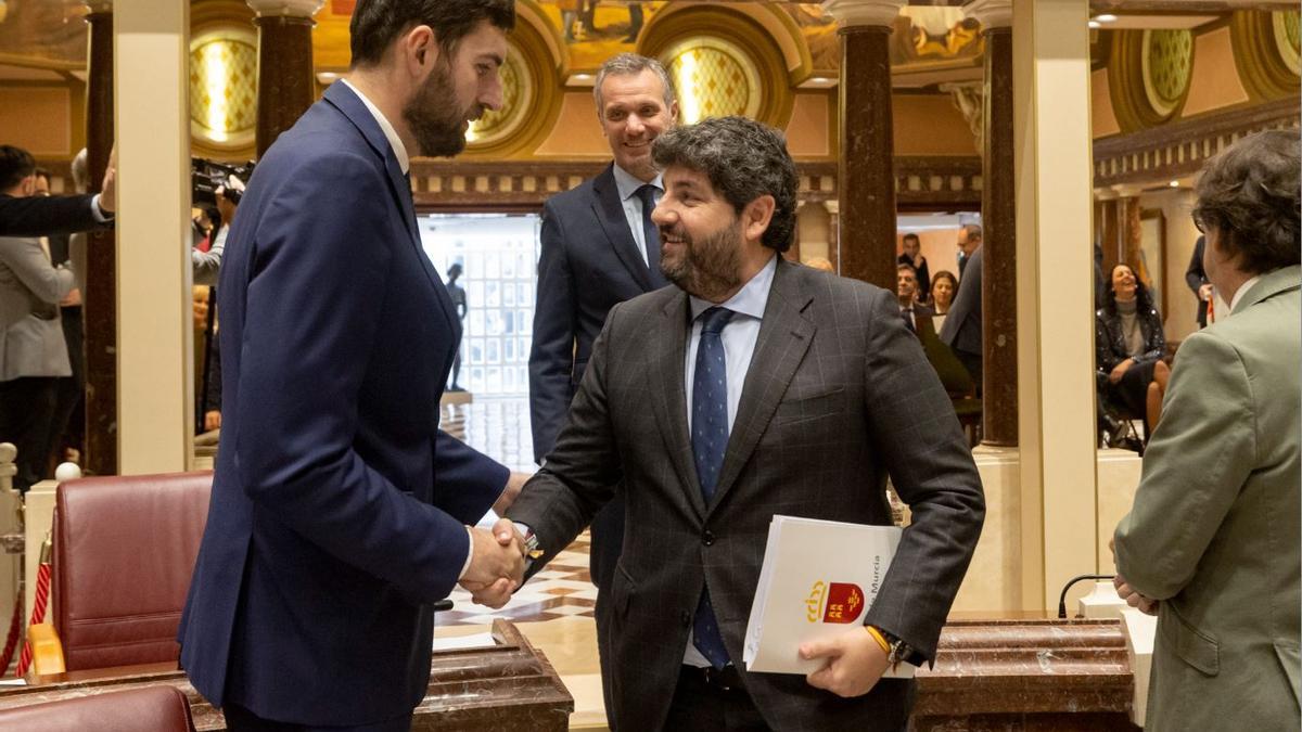 Saludo entre Antelo y López Miras en la Asamblea Regional.