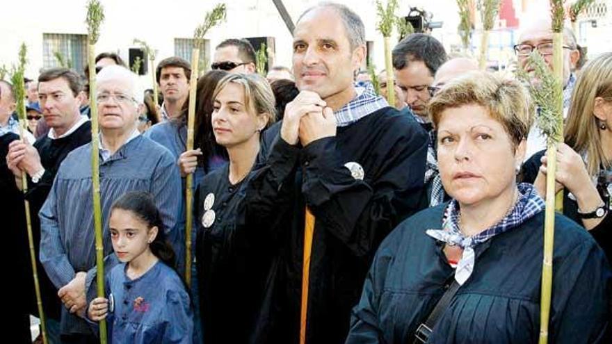 Francisco Camps, en el centro, ayer en una romería en Alicante.