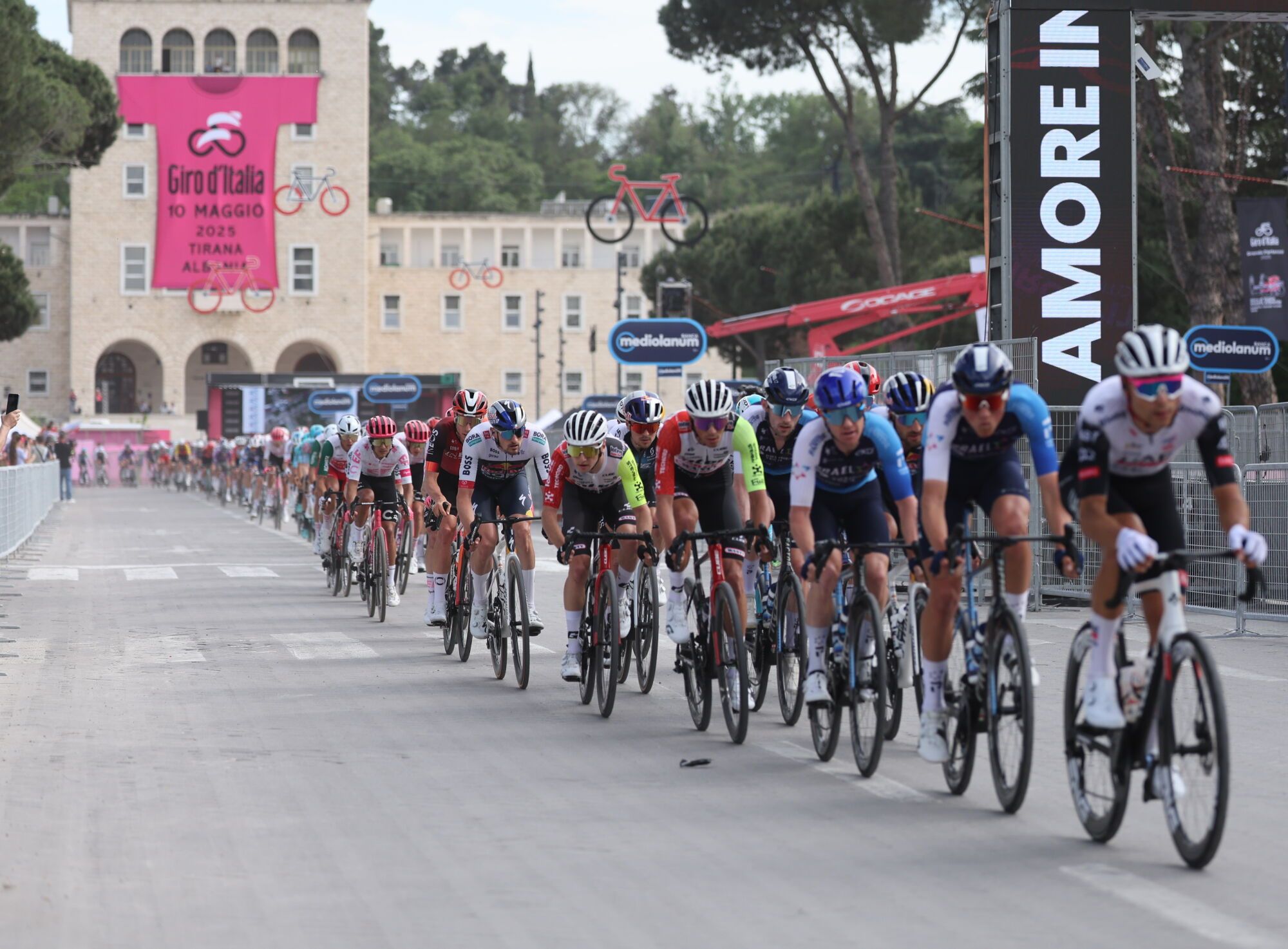 TIRANA (Albania), 09/05/2025.- The pack of riders competes in the first stage of the Giro d'Italia cycling tour over 164km from Durres to Tirana, Albania, 09 May 2025. (Ciclismo) EFE/EPA/GEORGI LICOVSKI