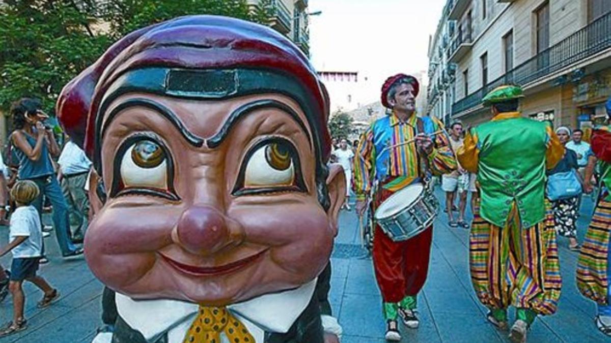 Pasacalles en la plaza Nova durante unas fiestas de Sant Roc.