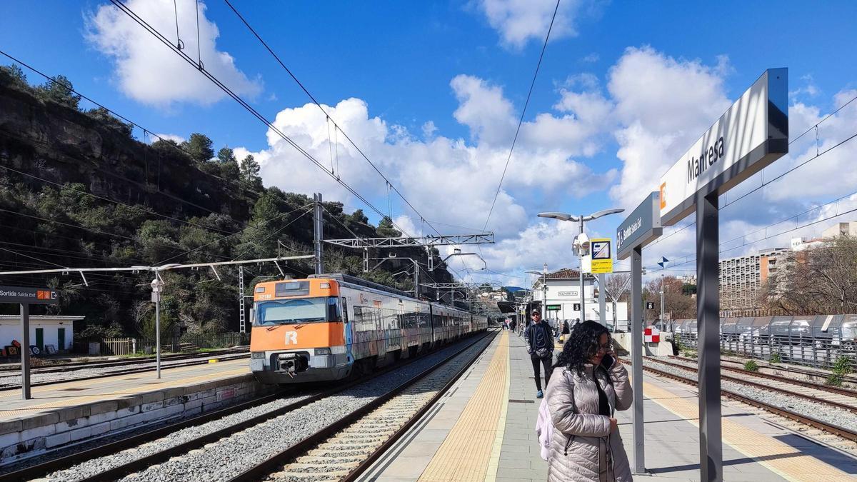 Pasatgers a les andanes i un tren aturat a l'estació de Renfe de Manresa