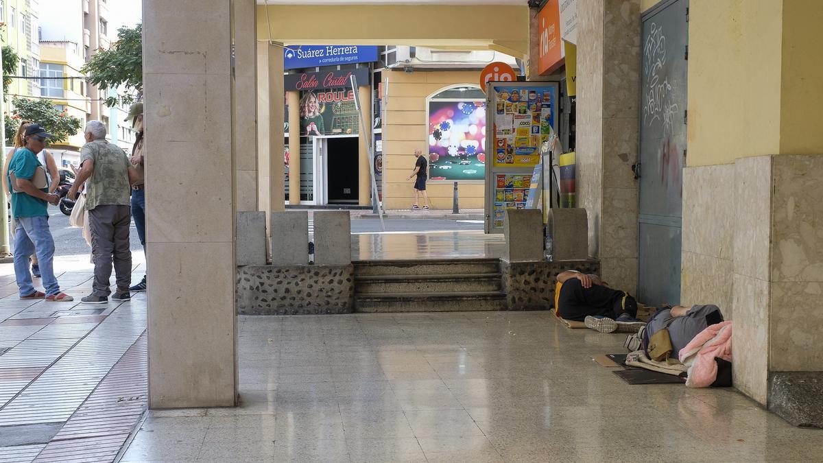 Personas sin hogar en una calle del barrio de Las Alcaravaneras.