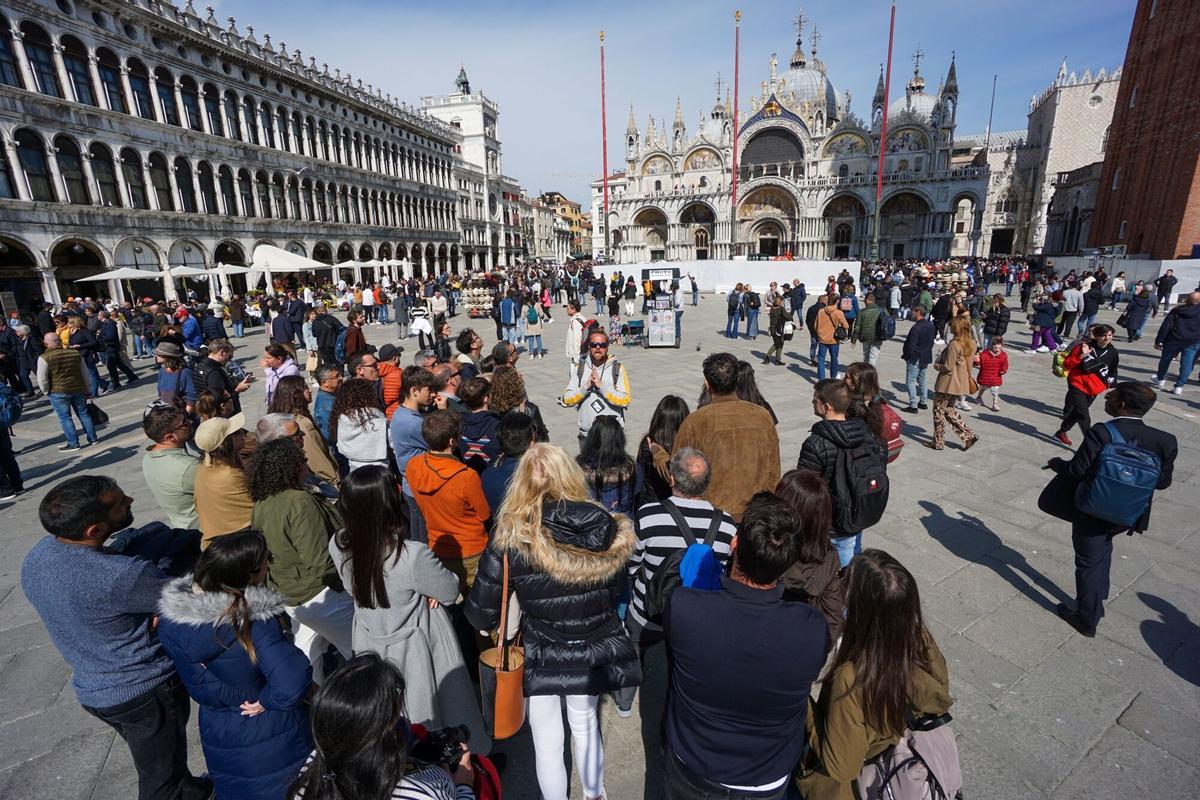 Grupos de turistas en la plaza de San Marco de Venecia.