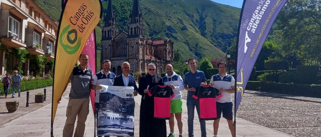 El abad de Covadonga, Adolfo Mariño, en el centro de la imagen, junto al concejal de Deportes de Cangas de Onís, Agustín García, y miembros de la organización, durante la presentación de la prueba, ayer, en Covadonga. | M. Villoria