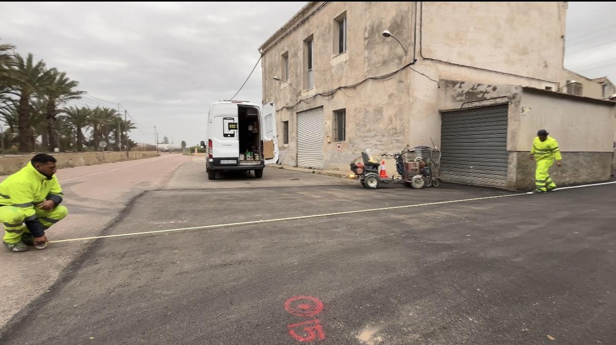 La última actuación ha renovado el asfalto en casi dos kilómetros del camino del Vessant del Platero en Elche