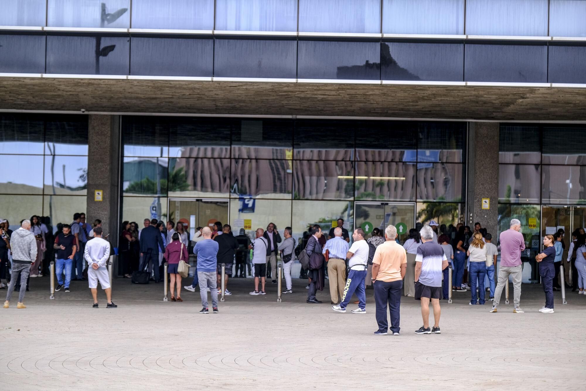 Personas entrando a la Ciudad de la Justicia