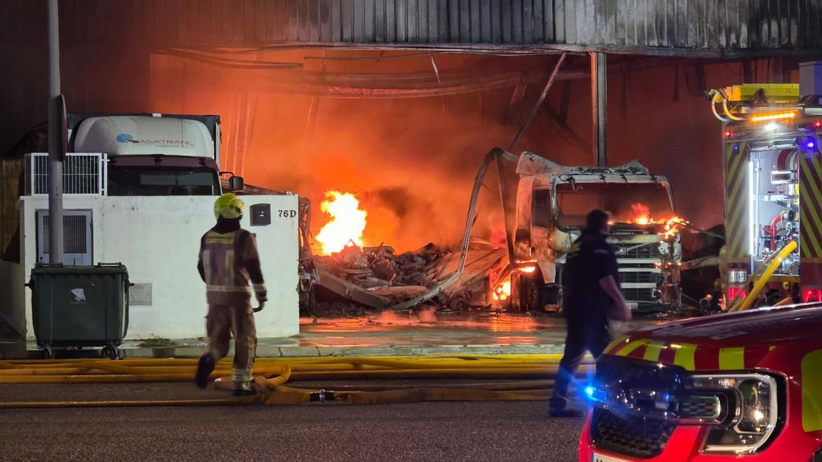 Galería de imágenes: Incendio en la Ciudad del Transporte de Castelló