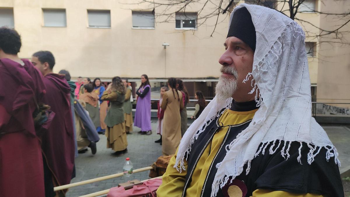 En Miquel Gómez, dels Jueus de l'Aixada, a punt d'actuar a la plaça Serarols