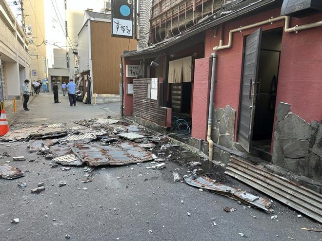 Un muerto y decenas de heridos y atrapados en Japón por el derrumbe de un centro comercial tras un terremoto de magnitud 7,1