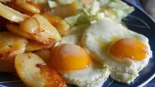 Olvídate de freír el huevo en la sartén: esta es la fórmula para hacer los mejores huevos fritos