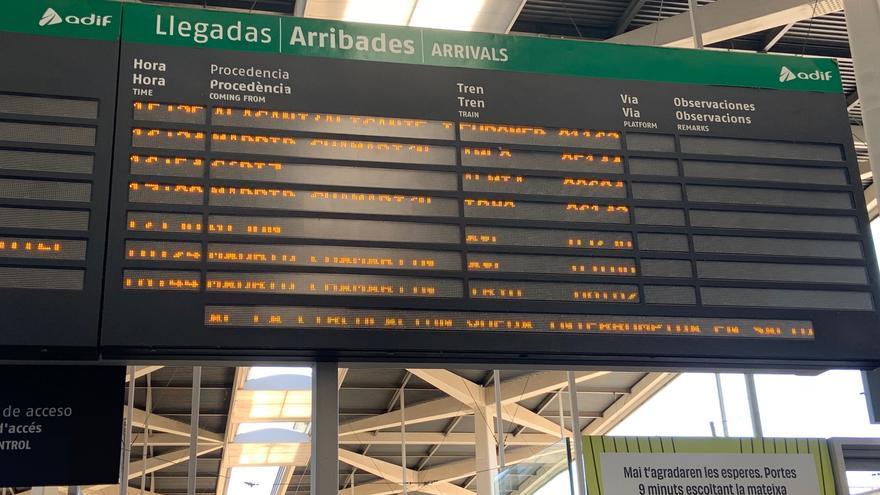 Mensaje informativo en la estación de Joaquim Sorolla.