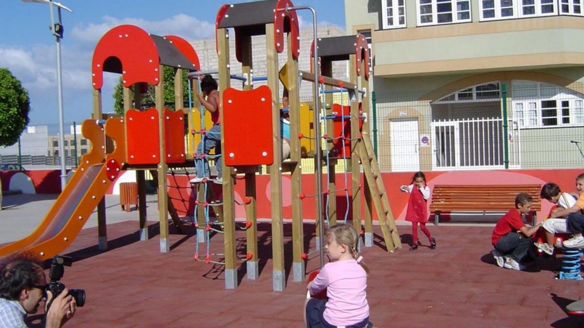 Imagen de un grupo de niños jugando en un parque infantil en Puerto del Rosario, en una imagen de archivo. | | LP/DLP