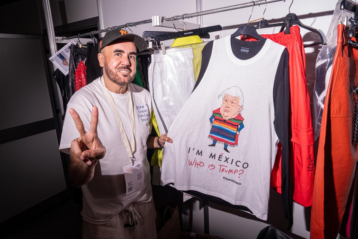 La camiseta con recadito para Trump de Ricardo Seco, en el backstage de la 080 Barcelona Fashion.