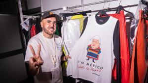 La camiseta con recadito para Trump de Ricardo Seco, en el backstage de la 080 Barcelona Fashion.