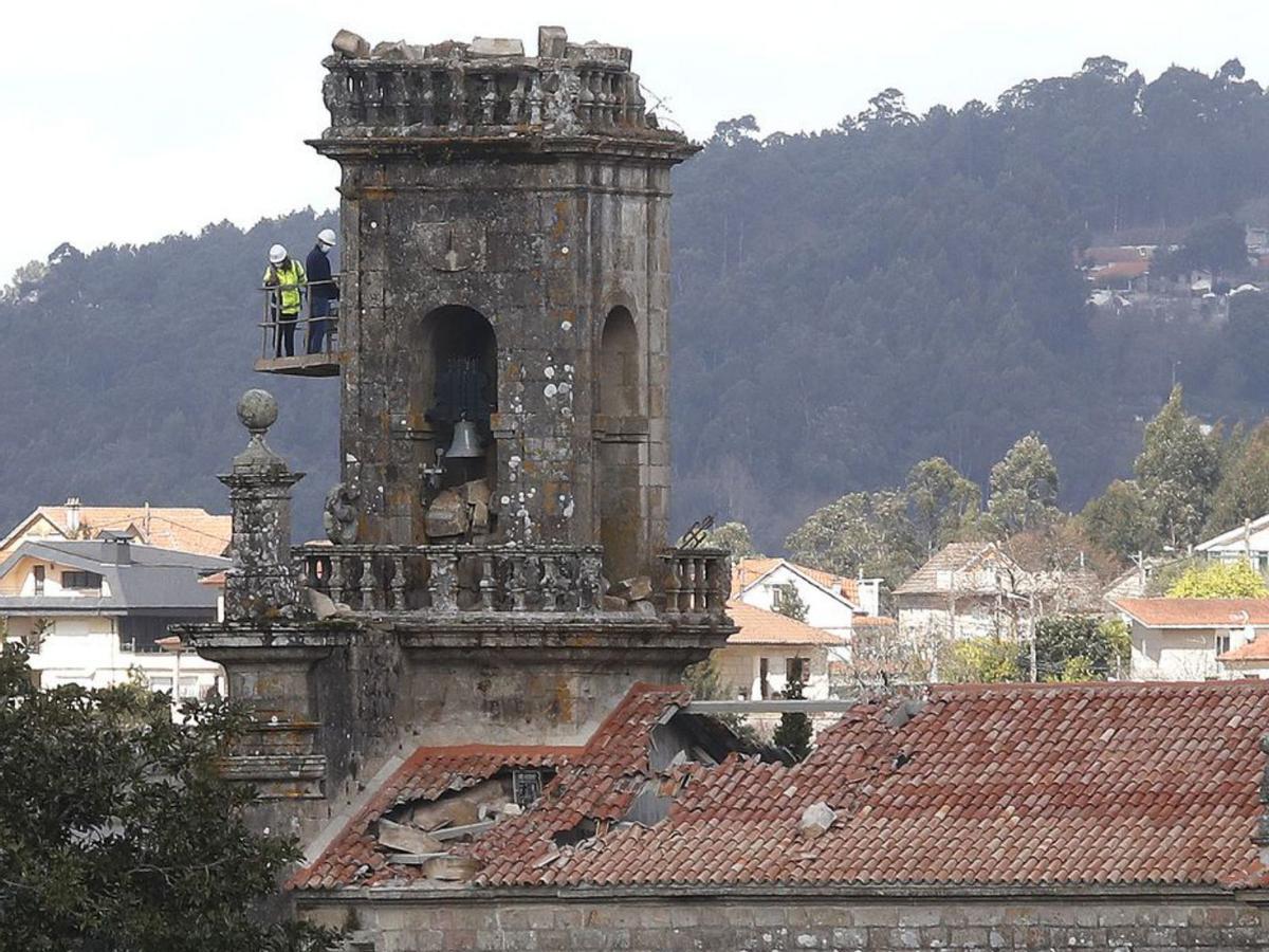 Comienzan los trabajos de reconstrucción del campanario de la iglesia de Reboreda