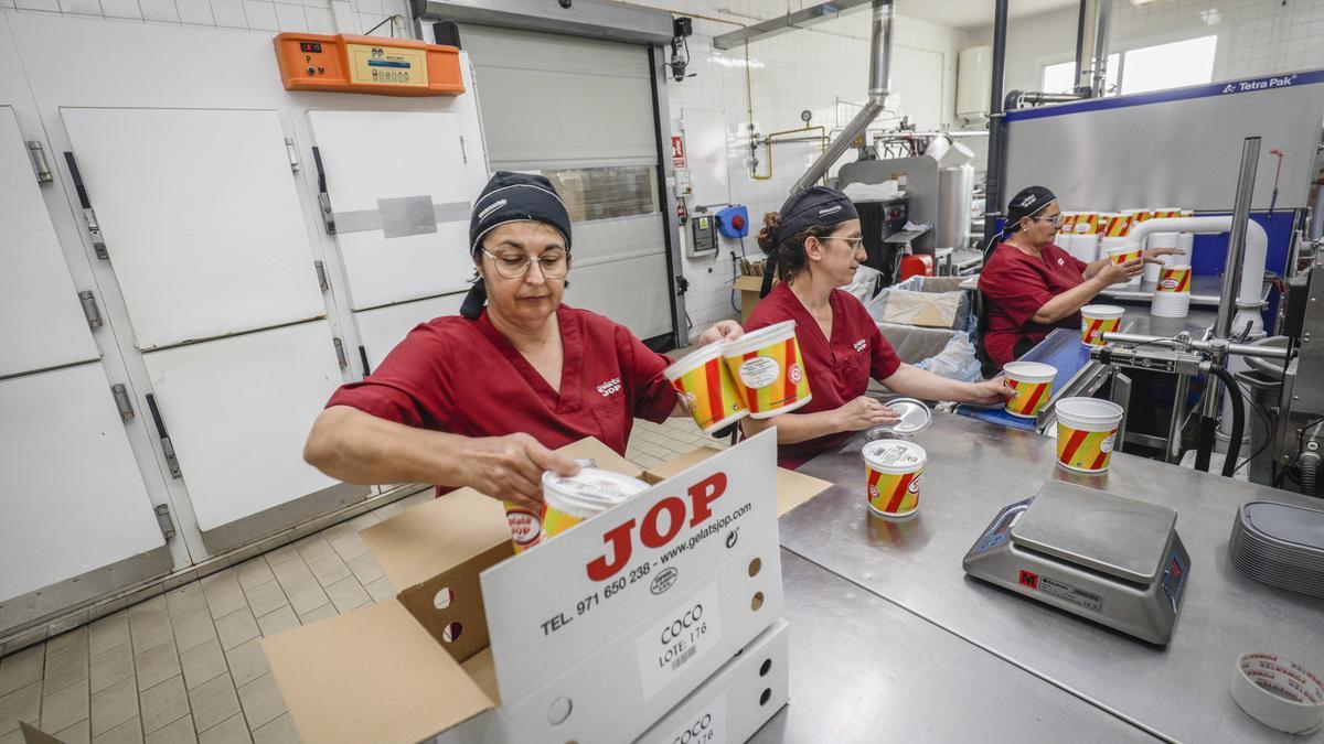 Tres trabajadoras de JOP en la fase final del proceso de elaboración, el envasado